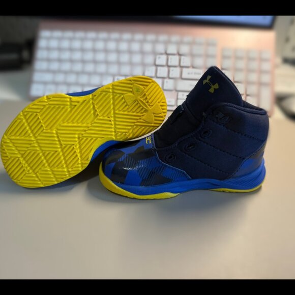 3/$30 - Under Armour Steph Curry Kids Shoes - No laces - Picture 3 of 3